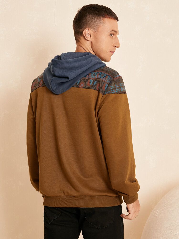 Män Etniskt Patchwork Mönster Kontrast Kangaroo Pocket Hood Sweatshirt