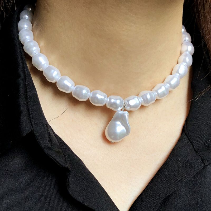 Retro Temperament Irregular Pearl Necklace Metal Pearl Pendant Nyckelbenskedja