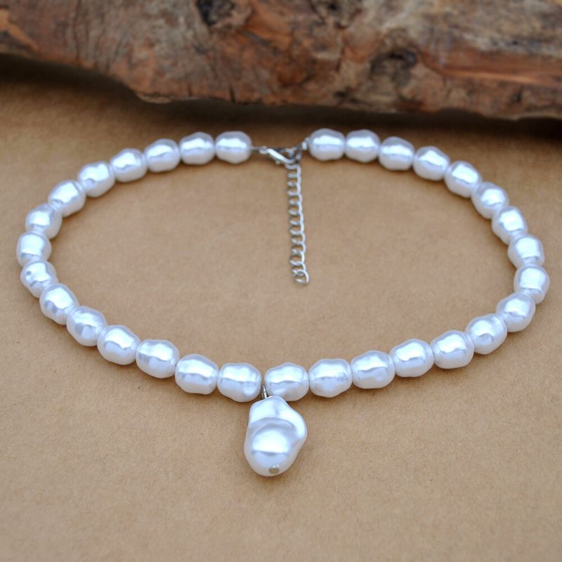 Retro Temperament Irregular Pearl Necklace Metal Pearl Pendant Nyckelbenskedja